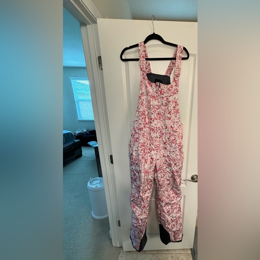 Snow suit for women comparable to Roxy🩷